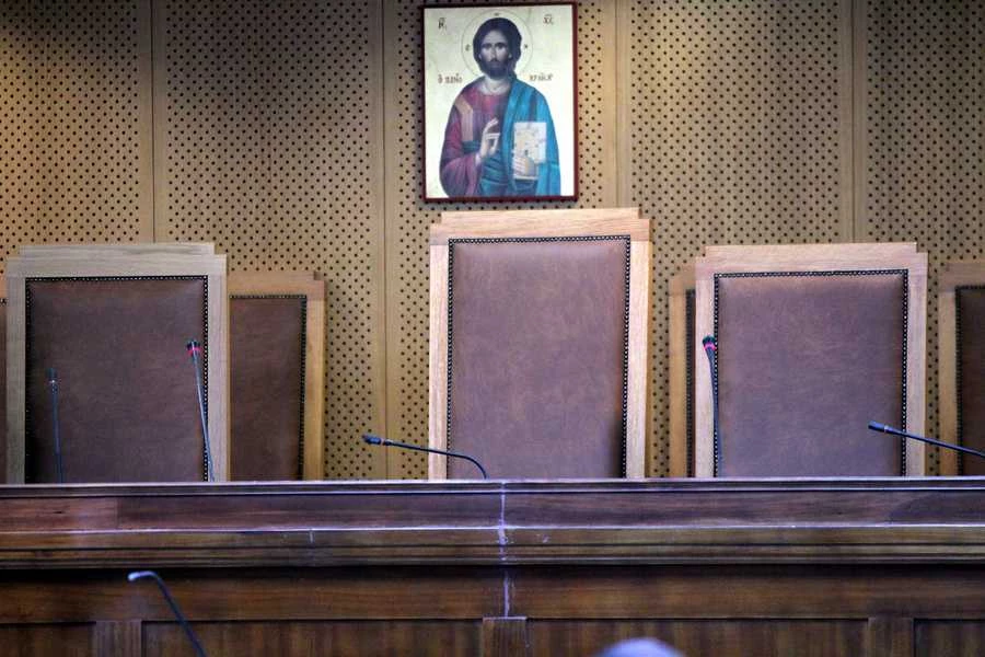 Ισοπεδώνουν τα πάντα οι ΣΥΡΙΖΑΝΕΛ: Άνοιξε η πόρτα των Στρατοδικείων για τους αλλοδαπούς – Θα μπορούν να γίνονται δικαστές και να δικάζουν!